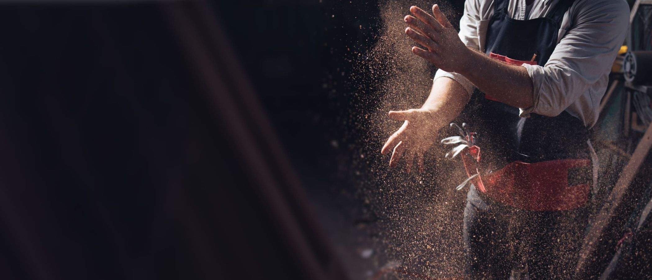 Mann schüttelt Holz von den Händen